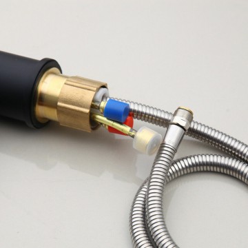 Draadbuis zwarte keukenkraan