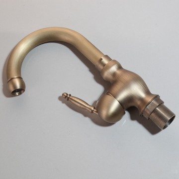 Draaibare bronskleurige wastafelkraan draaibaar