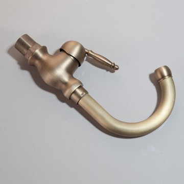 Draaibare bronskleurige wastafelkraan