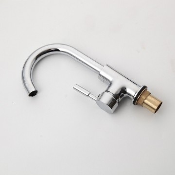 Elegante chroom wastafelkraan draaibaar