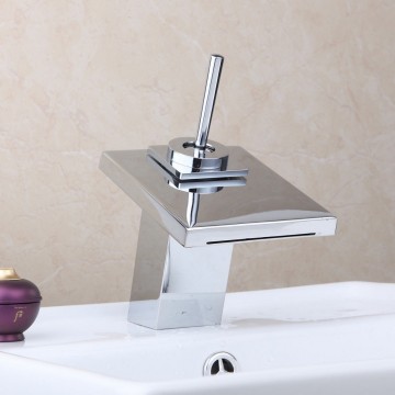 Elegante chroom watervalkraan