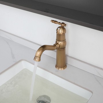 Elegante mooie bronskleurige wastafelkraan