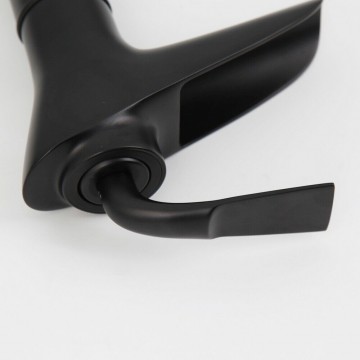 Elegante zwarte waterval mengkraan