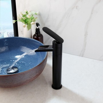 Elegante zwarte watervalkraan mengkraan