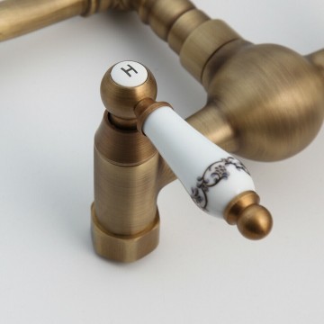 Fraaie bedieningshendels muurkraan