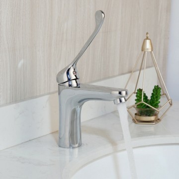 Fraaie chroom kraan met elleboog bediening