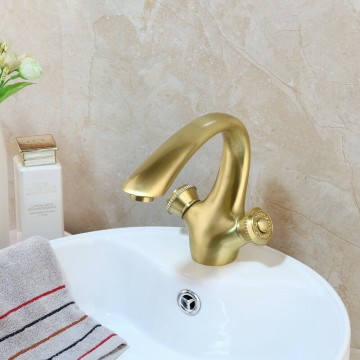 Fraaie mat gouden mengkraan