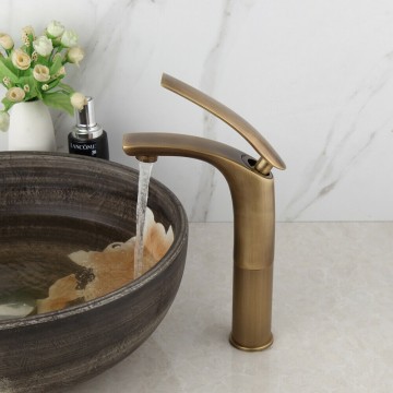 Fraaie wastafelkraan brons