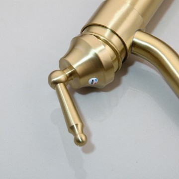 Geborsteld gouden badkamer kraan