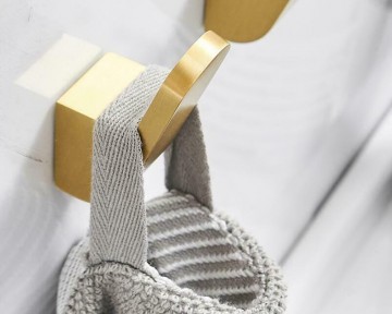 Geborsteld gouden haak