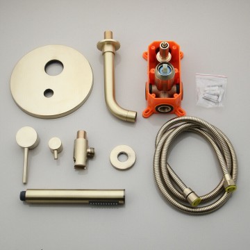 Geborsteld gouden inbouwkraan set