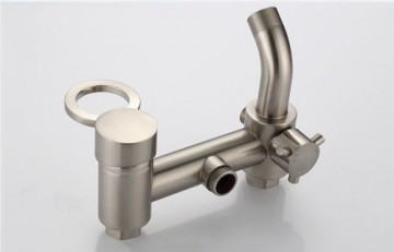 Geborsteld nikkel badkraan