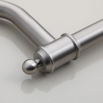 Geborsteld nikkel keukenkraan draaibaar detail