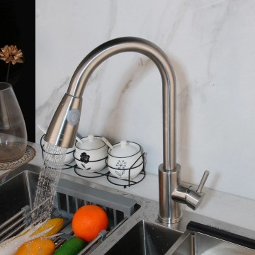 Geborsteld nikkel keukenkraan met uittrekbare sproeikop