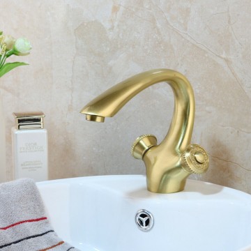 Geborstld gouden kraan met ronde bedieningshendels