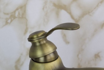 Mooie nostalgische bronzen wastafelkraan Antiek look