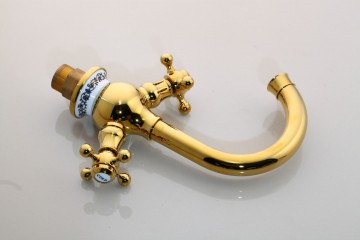 Glanzend gouden kraan