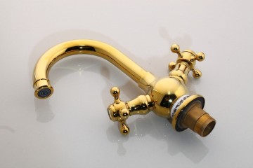 Goud glanzende wastafelkraan