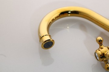 Gouden uitloop van nostalgische kraan