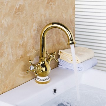 Gouden wastafel kraan