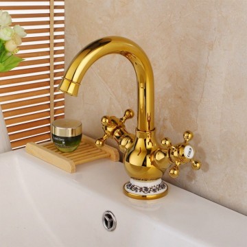 Gouden wastafel kraan