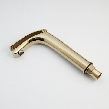 Goudkleurige badkramer kraan