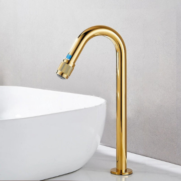 Goudkleurige koud water kraan