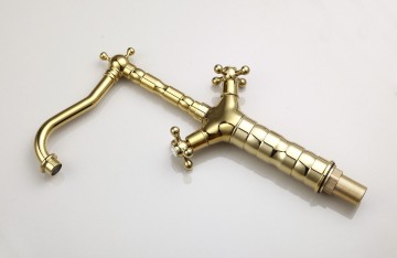 Goudkleurige kraan badkamer