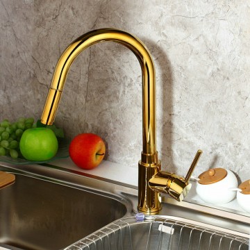 Goudkleurige mooie kraan voor in de keuken