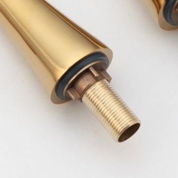 Goudkleurige staande poten voor badkraan