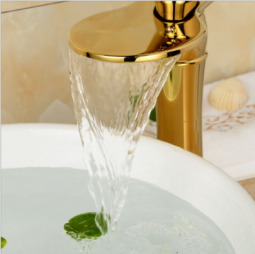 Goudkleurige waskom kraan