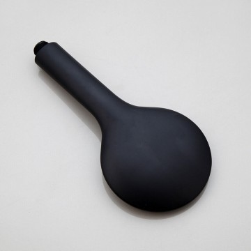 Handdouche van zwarte thermostatische badkraan