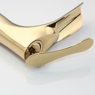 Hendel en uitloop gouden kraan badkamer