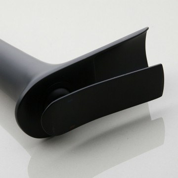 Hendel hoge zwarte watervalkraan