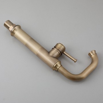 Hoge bronskleurige wastafel kraan