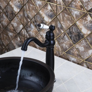 Hoge donkere wastafelkraan