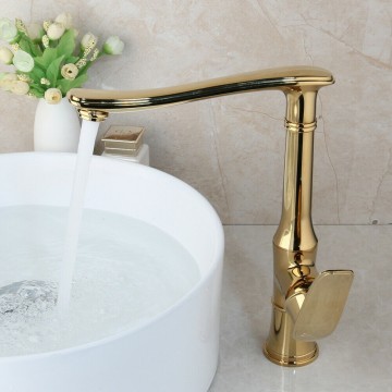 Hoge goudkleurige kraan