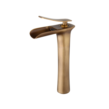 Hoge stijlvolle waterval kraan