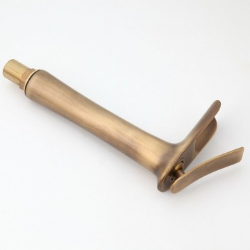 Hoge stijlvolle watervalkraan brons