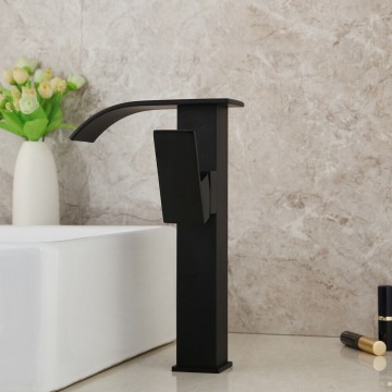 Hoge zwarte robuuste kraan