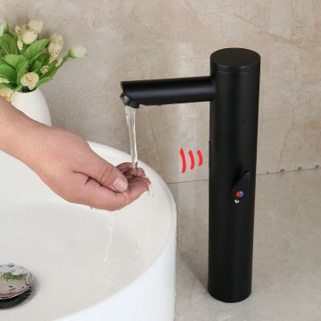 Hoge zwarte sensorkraan