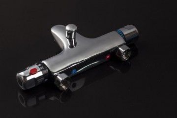 Thermostatische badkraan met handdouche aansluiting.