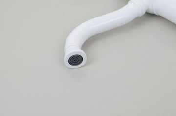 Klassieke witte staande wastafelkraan nostalgische vormgeving