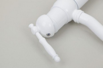 Klassieke witte staande wastafelkraan nostalgische vormgeving