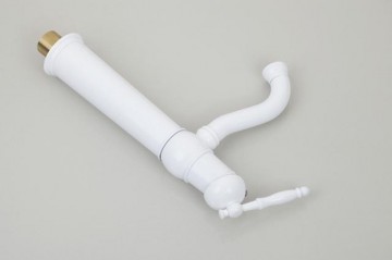 Klassieke witte staande wastafelkraan nostalgische vormgeving