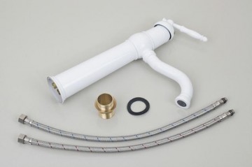 Klassieke witte staande wastafelkraan nostalgische vormgeving