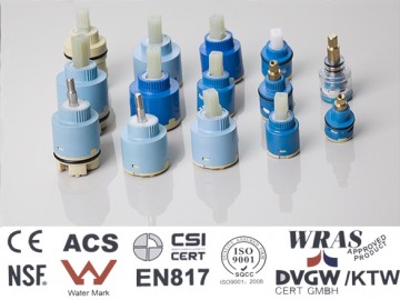 Moderne strakke zwarte wastafelkraan met elegante mond(uitloop)