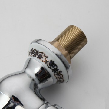 Installatie aansluiting chroom wastafelkraan