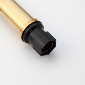 Installatie buis goudkleurige wastafelkraan