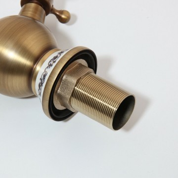 Installatie nostalgische bronskleurige mengkraan